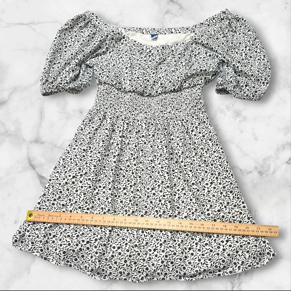 Old Navy Short Puffy Sleeve Floral Black & White Dress Size Medium (M) B9